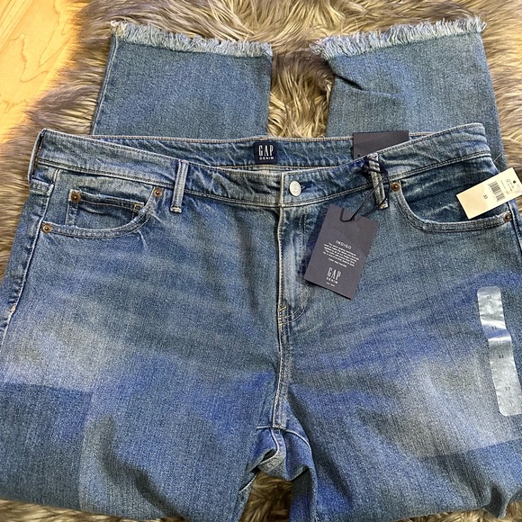 NEW w Tags - GAP girlfriend Crop Jeans Size 33- (20” ax at the waist) - Picture 3 of 14